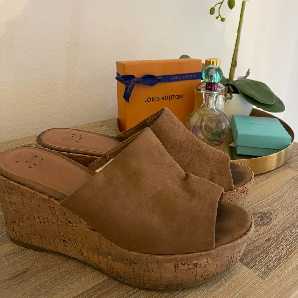 Cute chunky heel sandals.